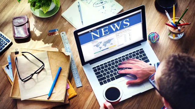 Manonlaptopwithnewsopen_2023